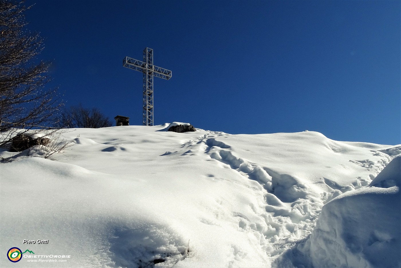 54 Alla croce di vetta del Monte Suchello (1541 m).JPG